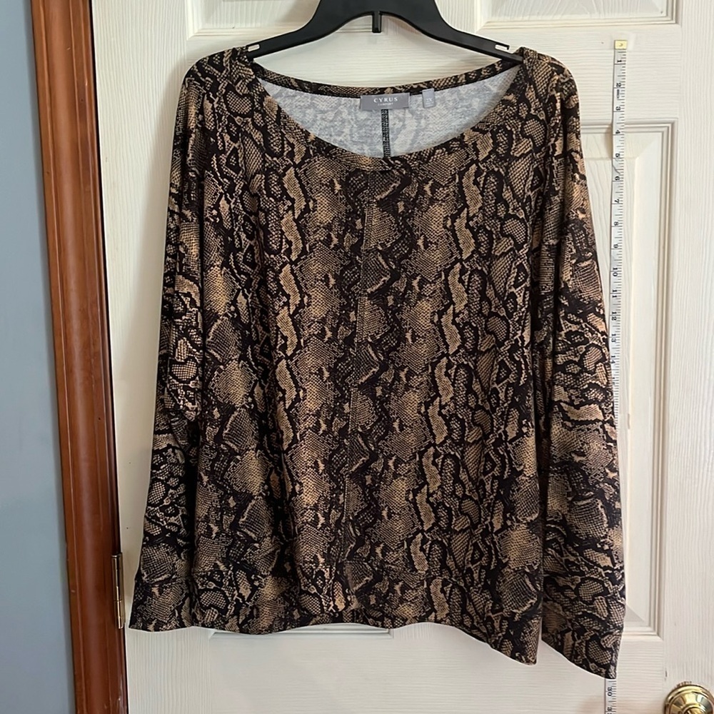 NWT-Cyrus-2X-black&tan-snake print. Boat neckline, long sleeve top/blouse.